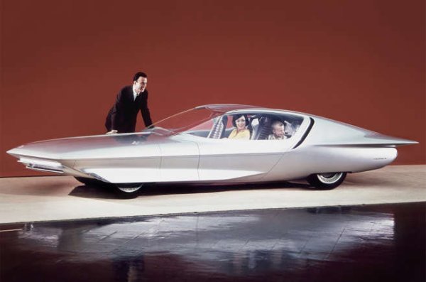 Първоначално проектиран като Firebird IV през 1964-а, този високопроизводителен автомобил беше проектиран като автономна кола с удобства на всекидневна. Като такива седалките можеха да се накланят и въртят, имаше телевизор и разтегателна маса и дори вграден хладилник. Гледайки снимката, е трудно да разберете как са се вместили толкова много неща вътре! Но път май  е уютно.

Но това със сигурност беше много далновидно мислене. Много концептуални автомобили днес развиват идеята за жизнено пространство на колела, тъй като автономността променя начина, по който мислим за личния транспорт. Но преди 50 години! Идеята трябва да е изглеждала извънземна.